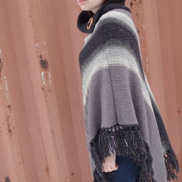 Vintage Ladies  100%  Wool Poncho With Fringes - Picture 5 of 8